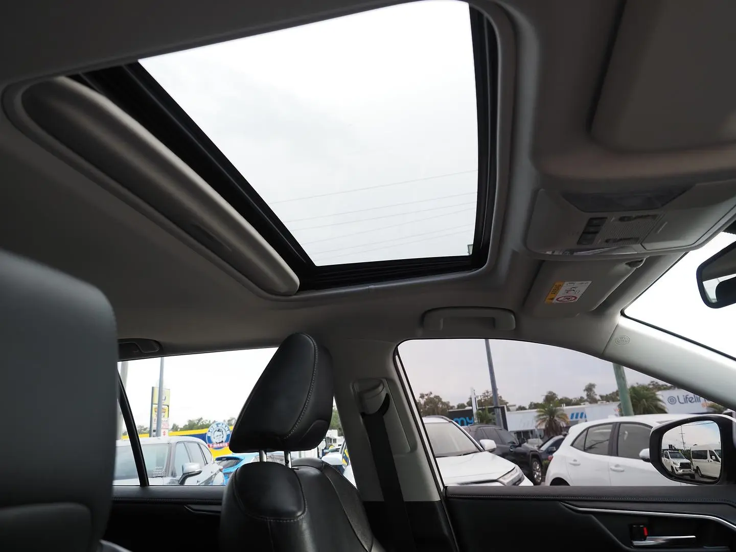 2020 Toyota RAV4 Gallery Image 17