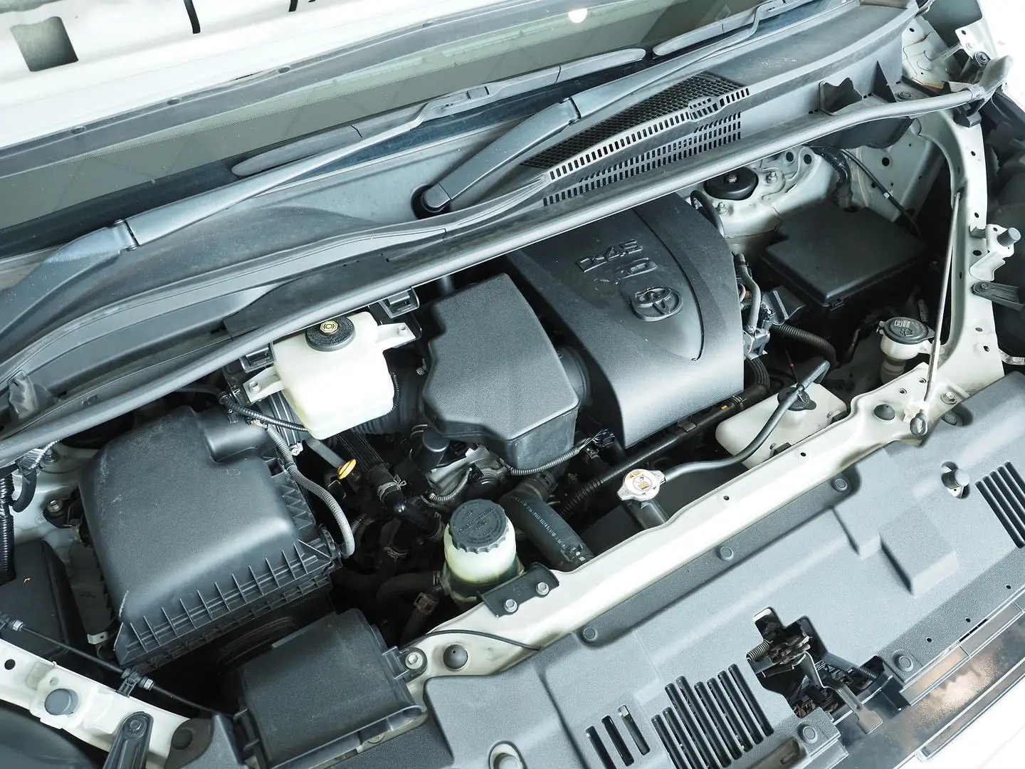 2019 Toyota Hiace Gallery Image 5