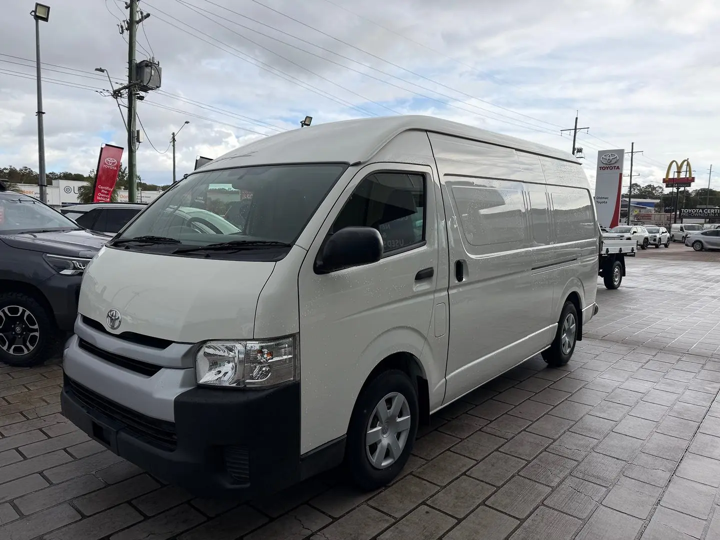 2016 Toyota Hiace Gallery Image 11