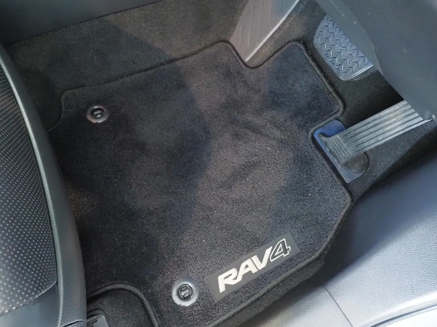 2020 Toyota RAV4 Gallery Image 13