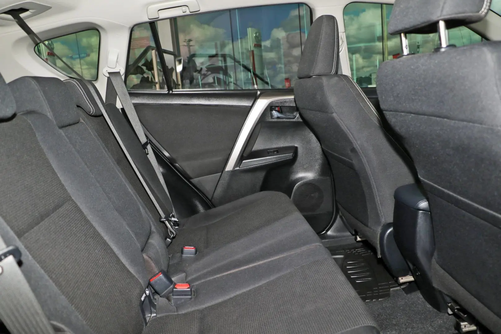 2018 Toyota RAV4 Gallery Image 9