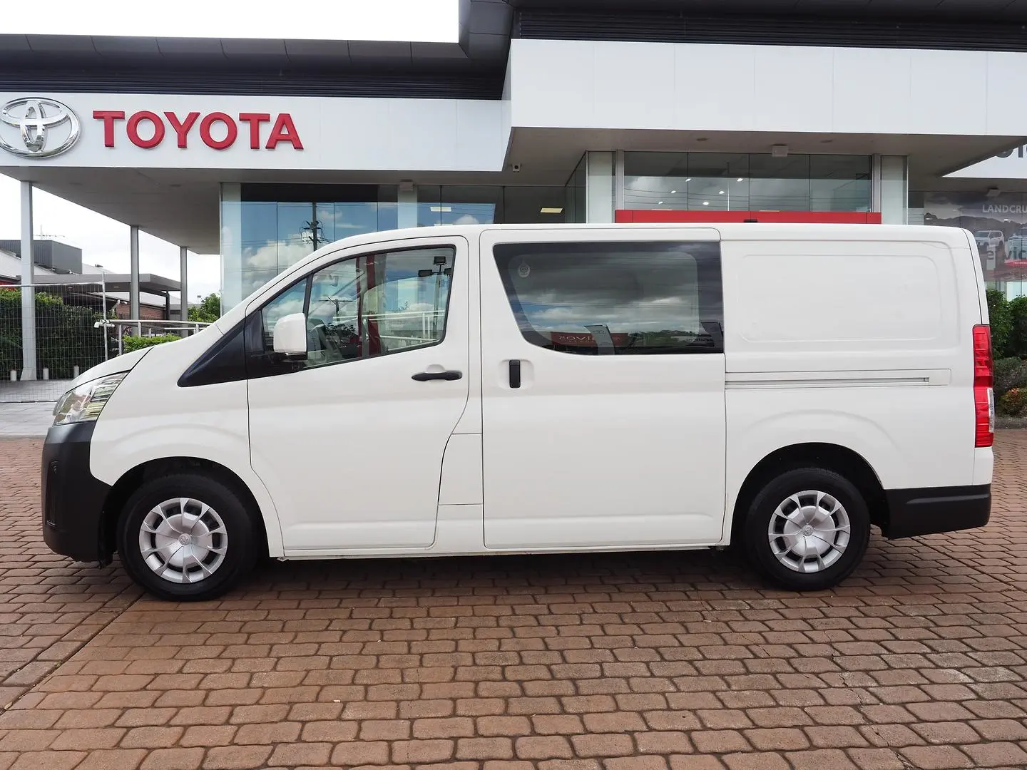 2021 Toyota Hiace Gallery Image 6