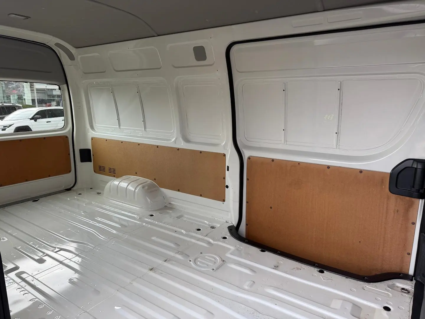 2016 Toyota Hiace Gallery Image 9