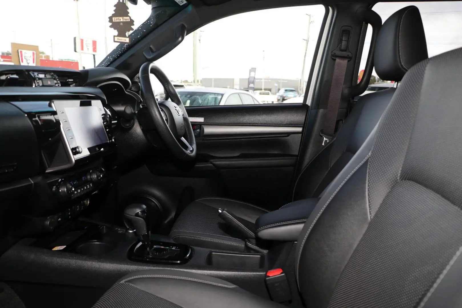 2025 Toyota Hilux Gallery Image 8