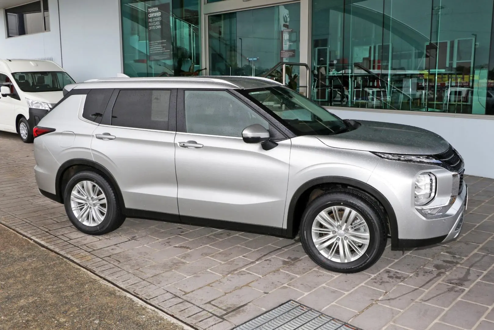 2024 Mitsubishi Outlander Gallery Image 5