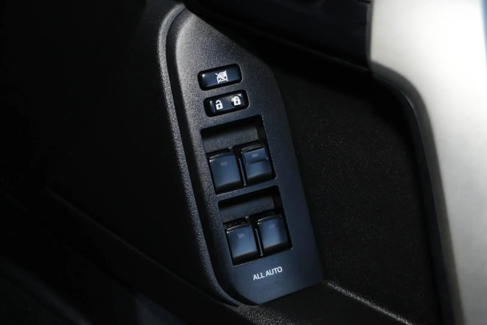 2017 Toyota Landcruiser Prado Gallery Image 20