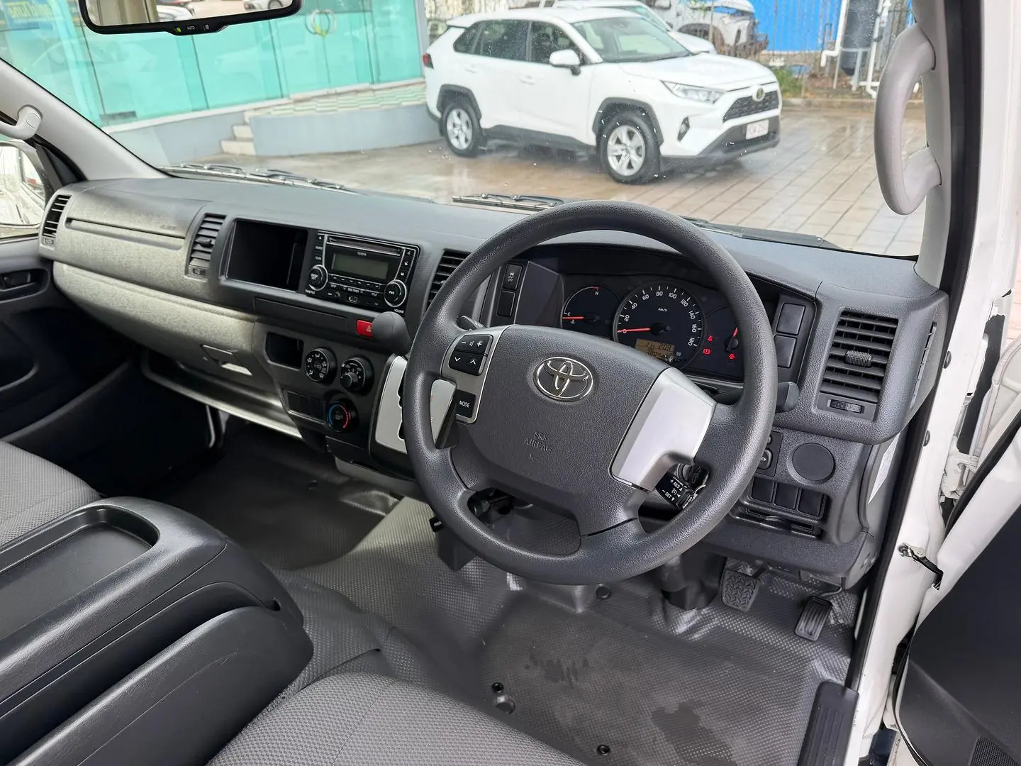 2016 Toyota Hiace Gallery Image 4