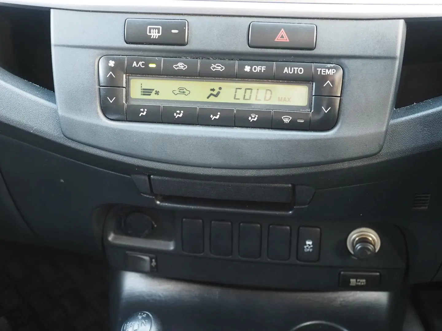 2015 Toyota Hilux Gallery Image 23