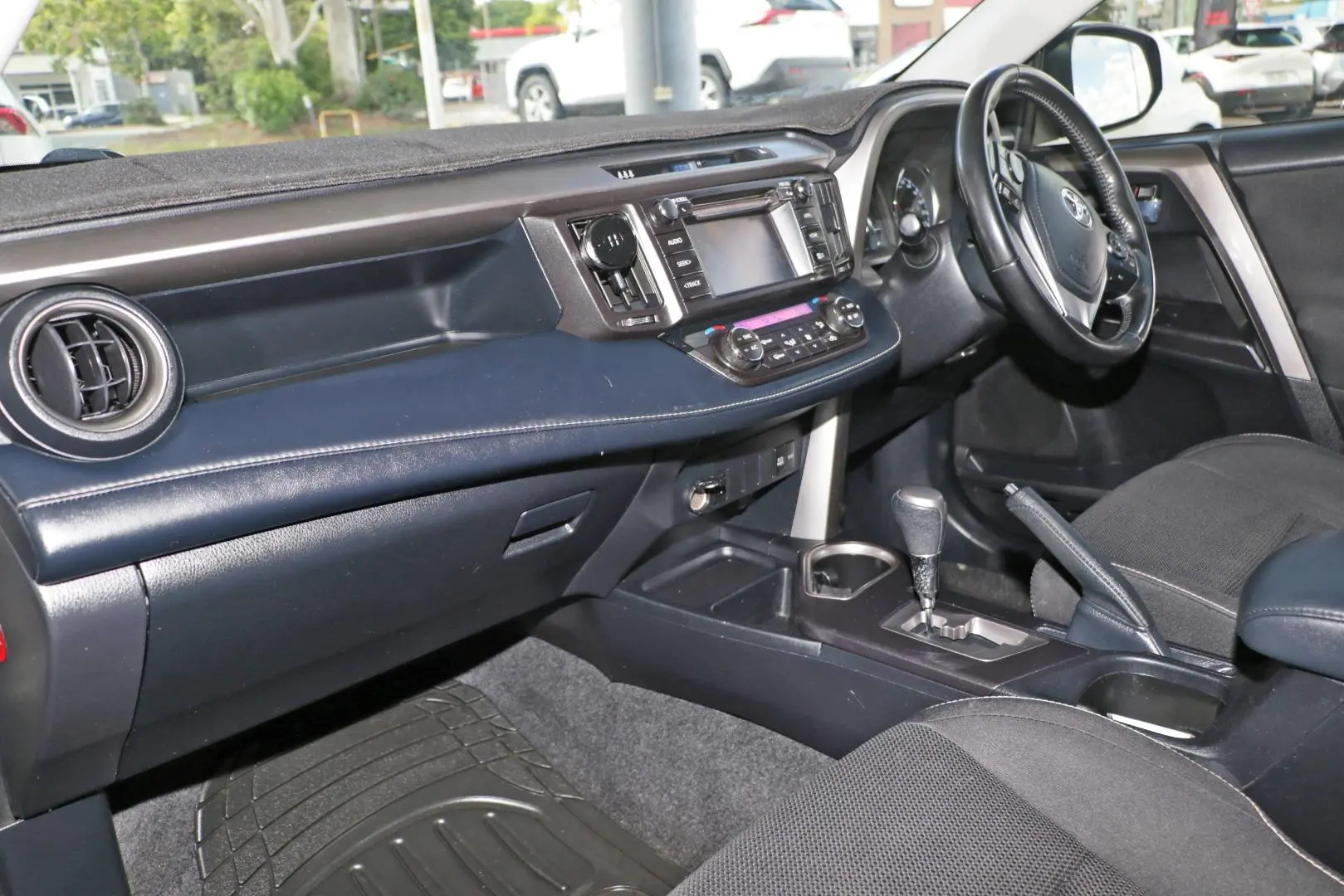 2018 Toyota RAV4 Gallery Image 7