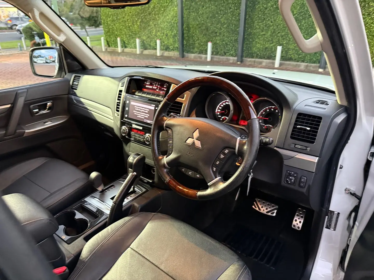 2016 Mitsubishi Pajero Gallery Image 22