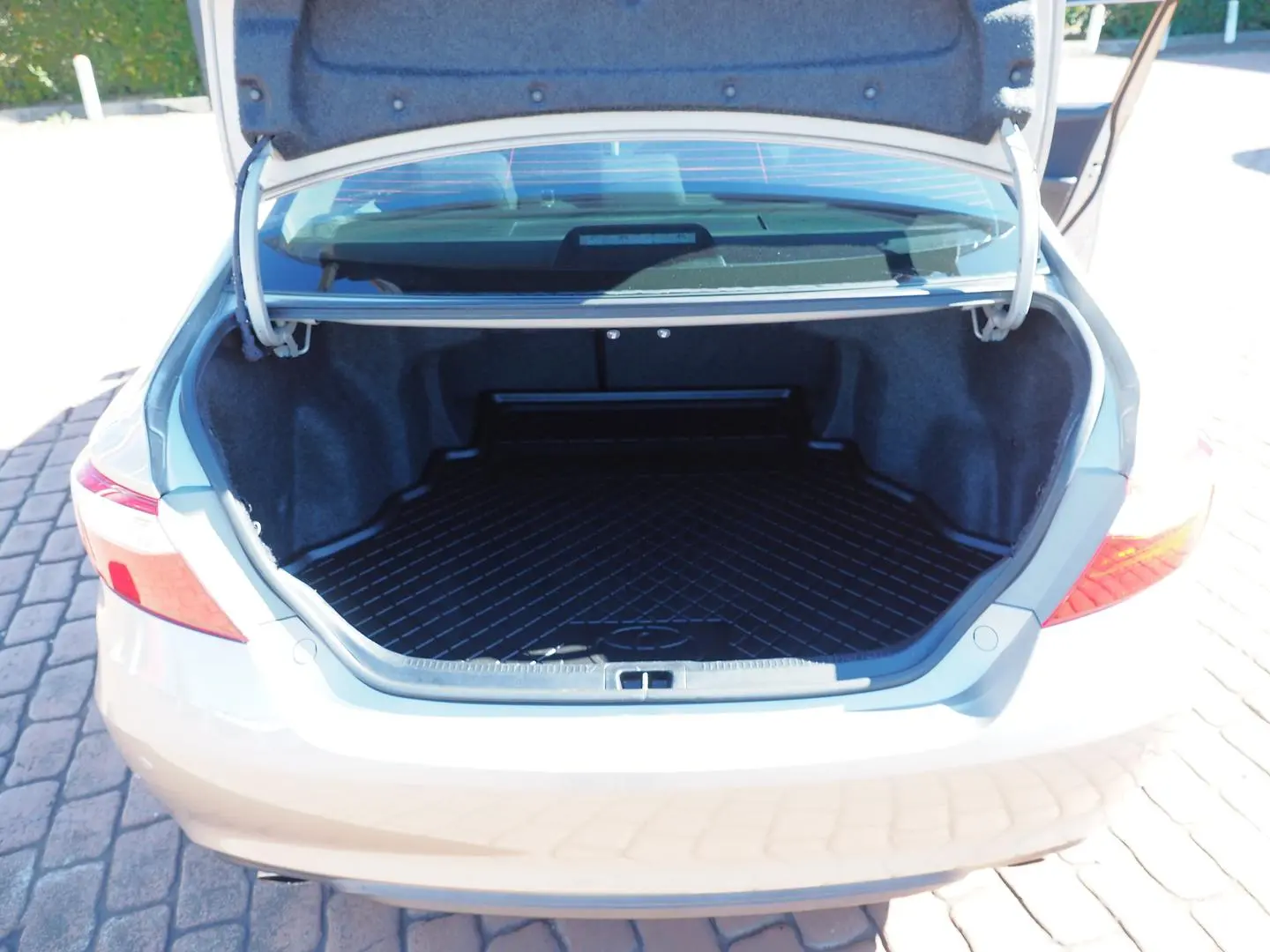 2016 Toyota Camry Gallery Image 15