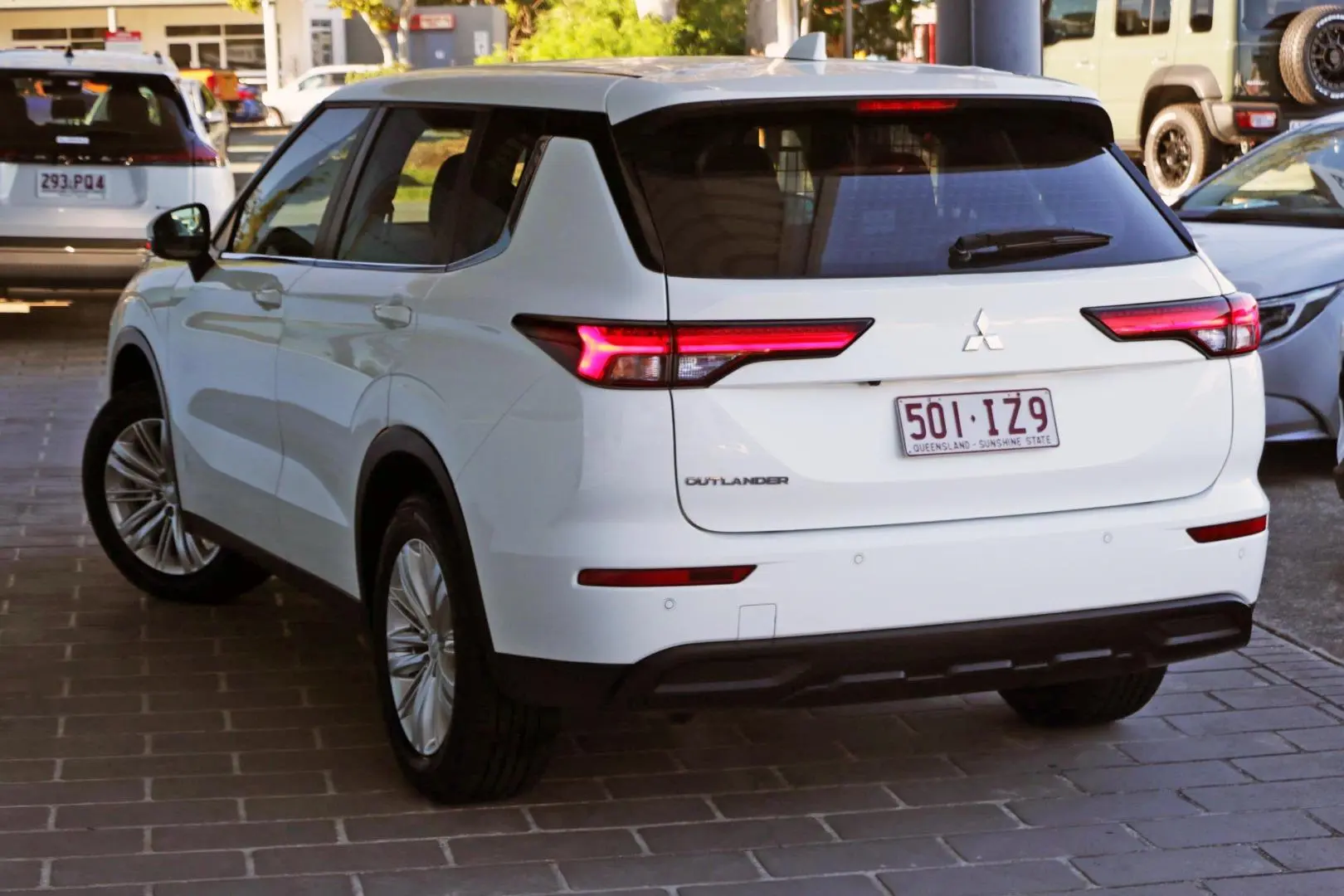 2023 Mitsubishi Outlander Gallery Image 2