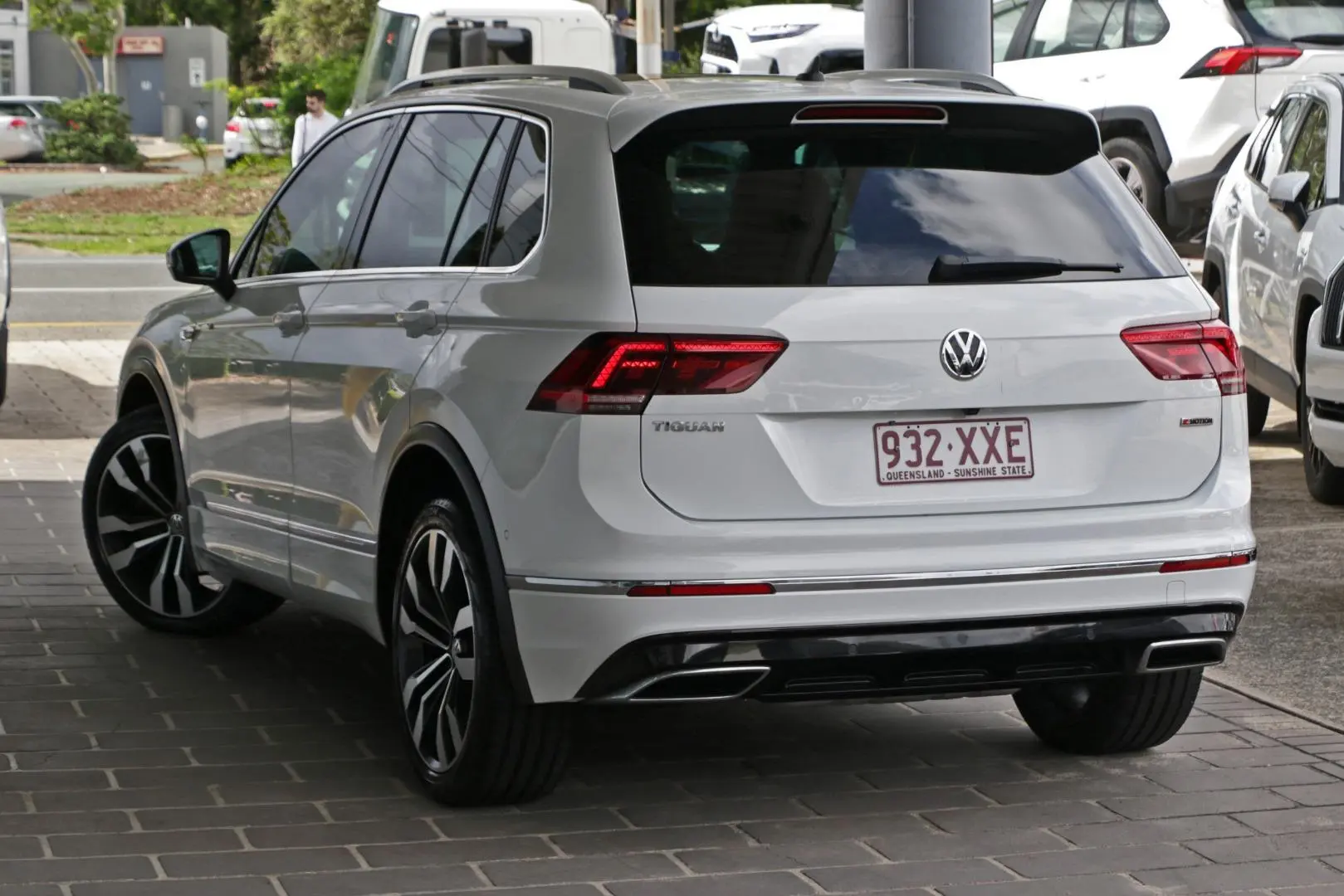 2018 Volkswagen Tiguan Gallery Image 2