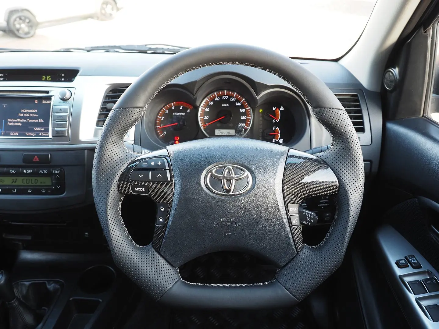 2015 Toyota Hilux Gallery Image 16