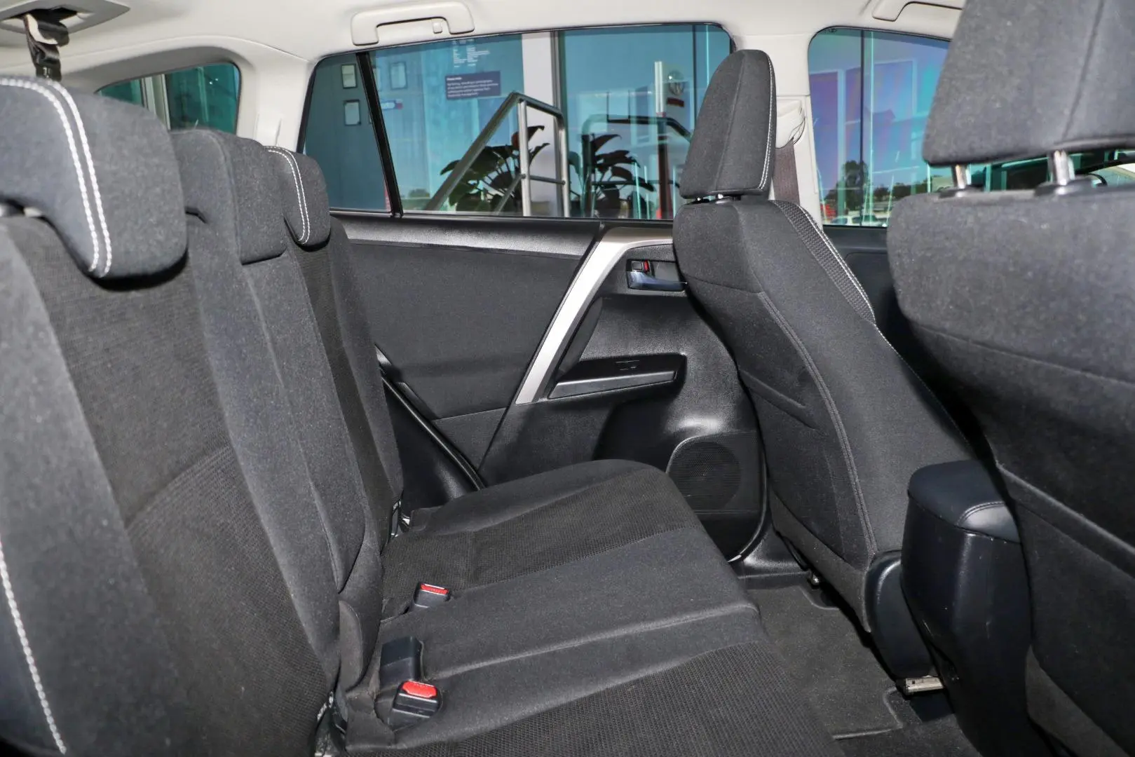 2016 Toyota RAV4 Gallery Image 9