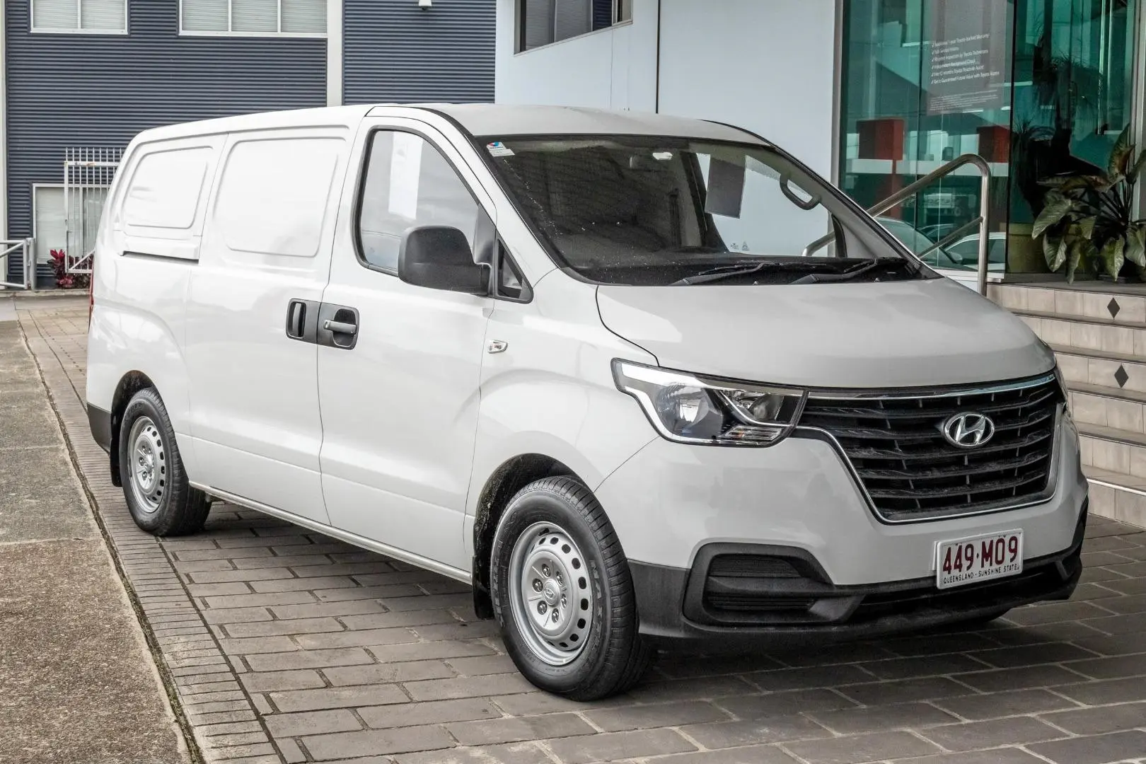 2020 Hyundai iLoad Gallery Image 3