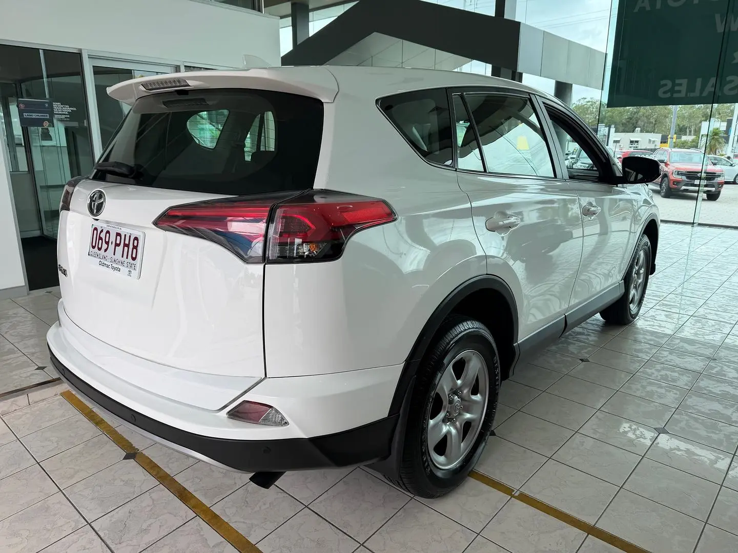 2018 Toyota RAV4 Gallery Image 2