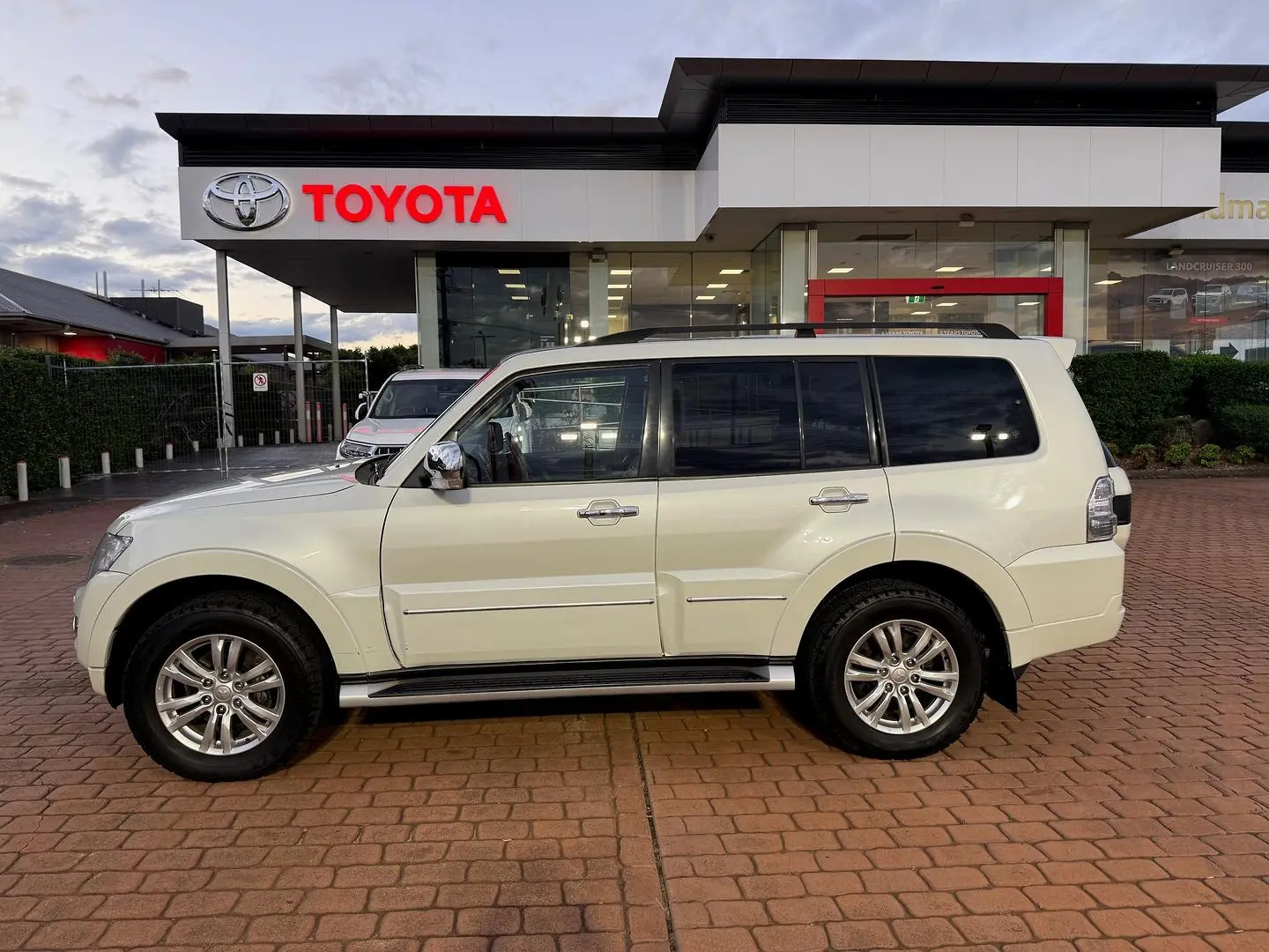 2016 Mitsubishi Pajero Gallery Image 6