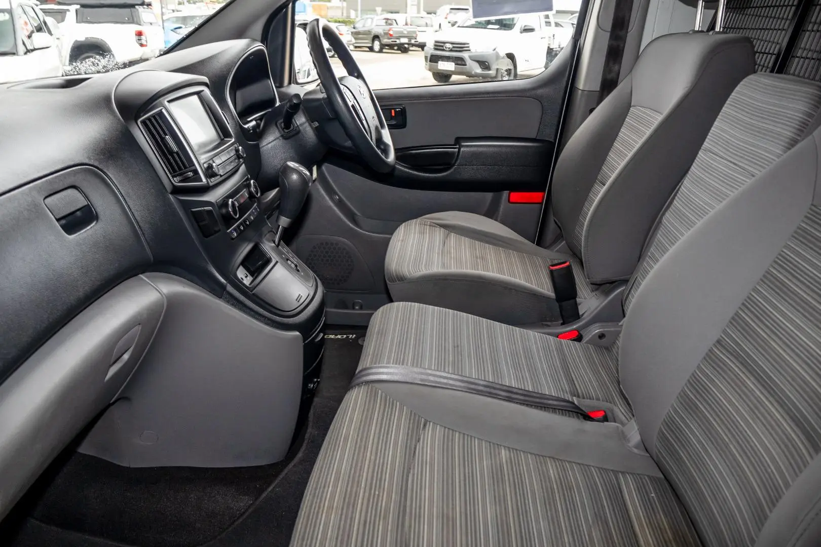2020 Hyundai iLoad Gallery Image 8