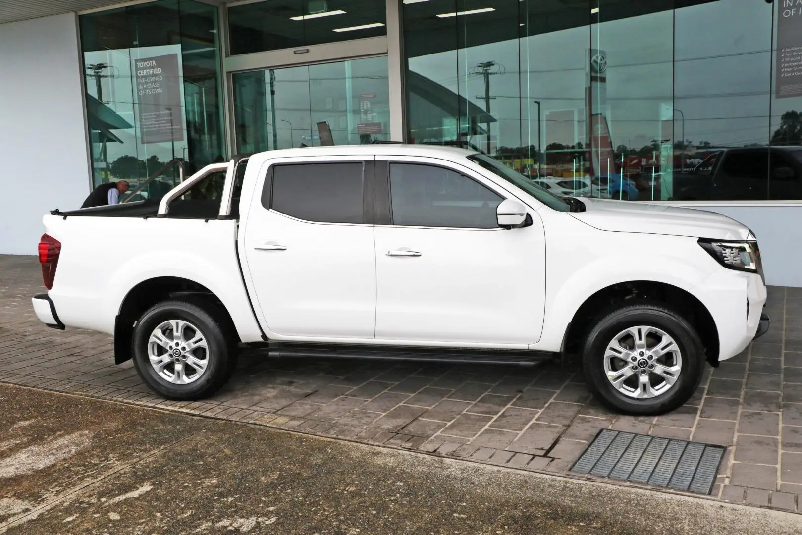 2021 Nissan Navara Gallery Image 5