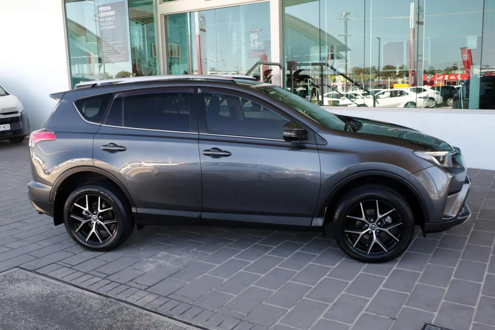 2016 Toyota RAV4 Gallery Image 5