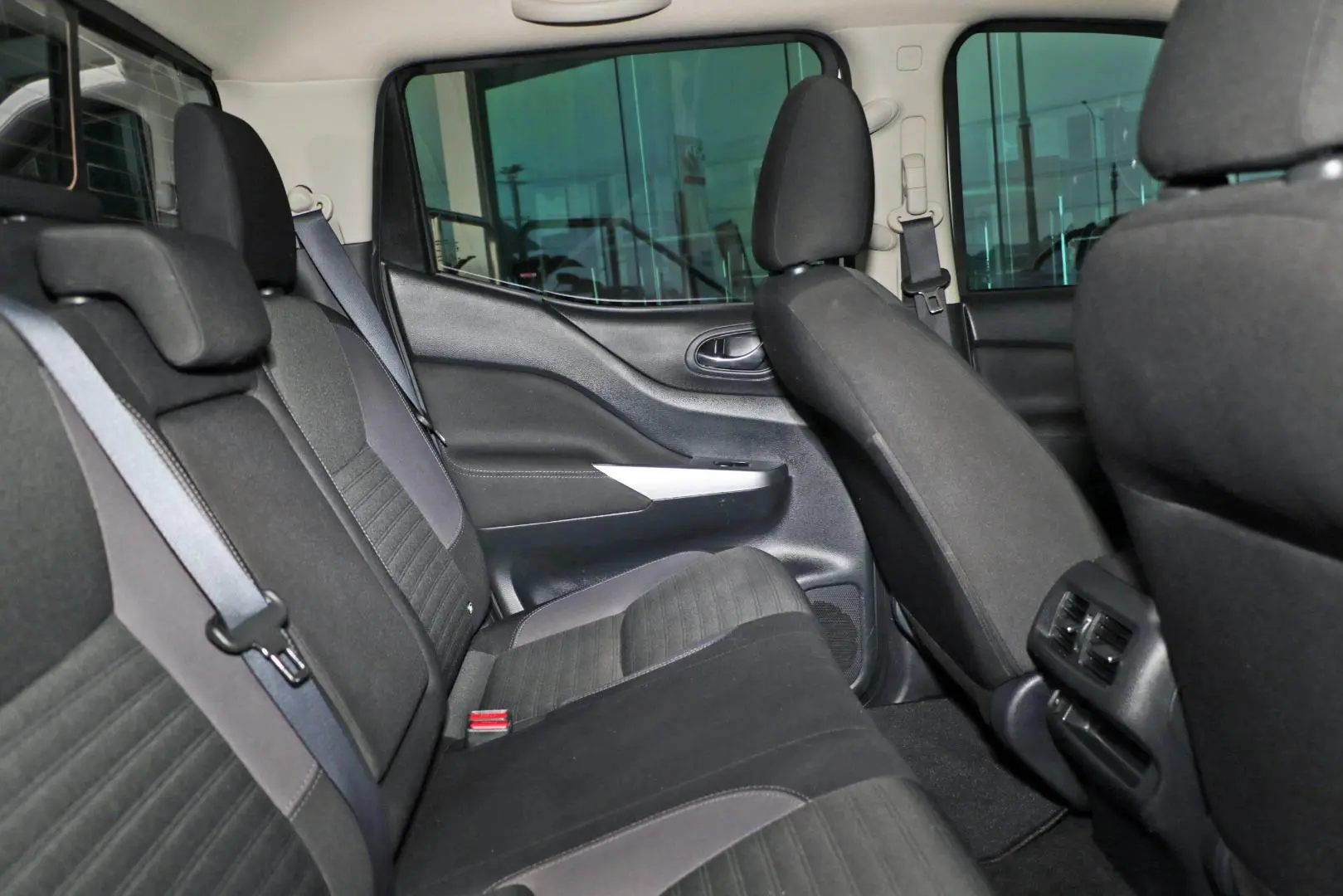 2021 Nissan Navara Gallery Image 10
