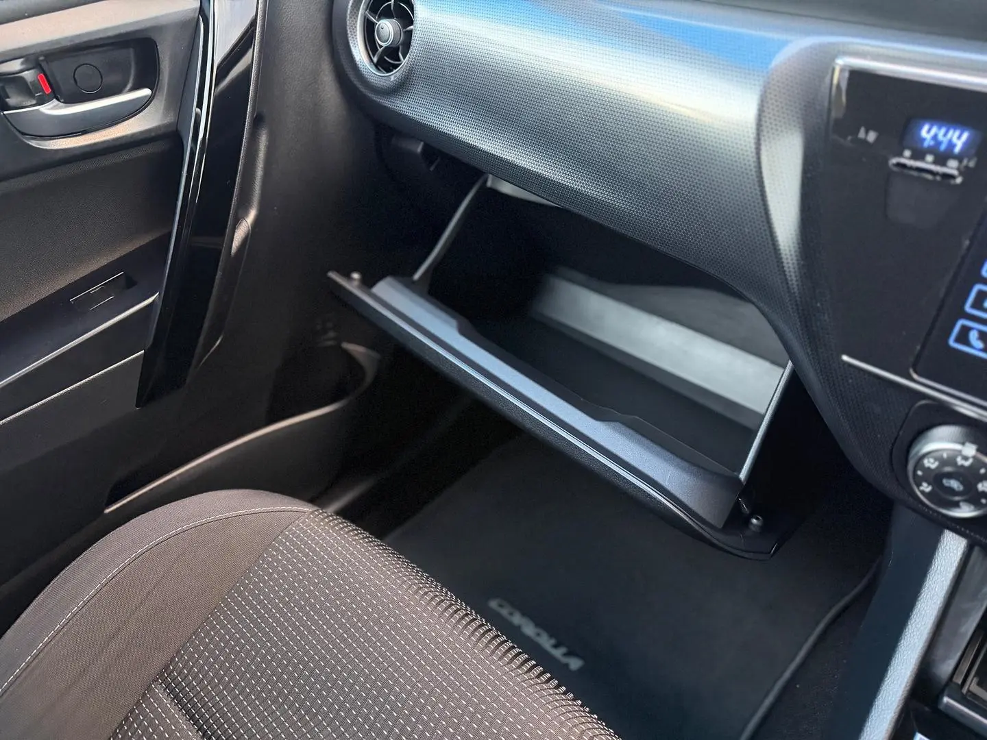 2017 Toyota Corolla Gallery Image 21