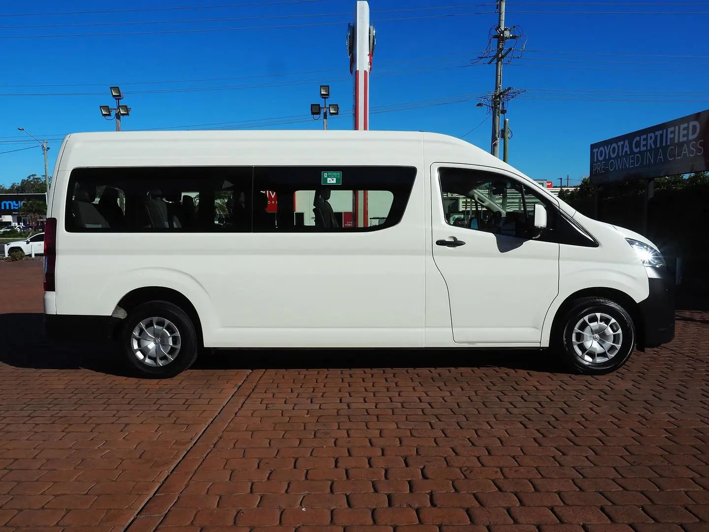 2021 Toyota Hiace Gallery Image 4