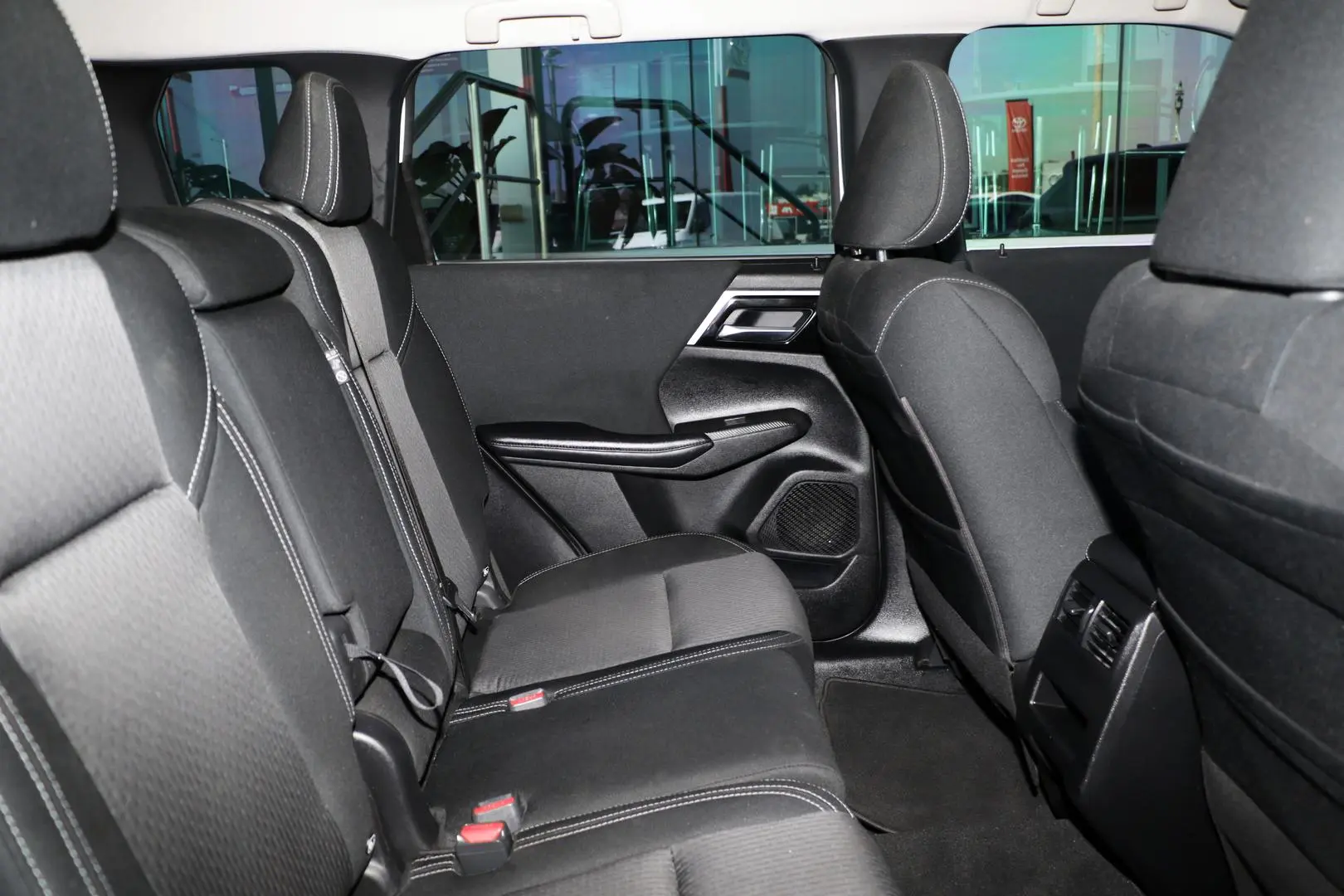 2021 Mitsubishi Outlander Gallery Image 9