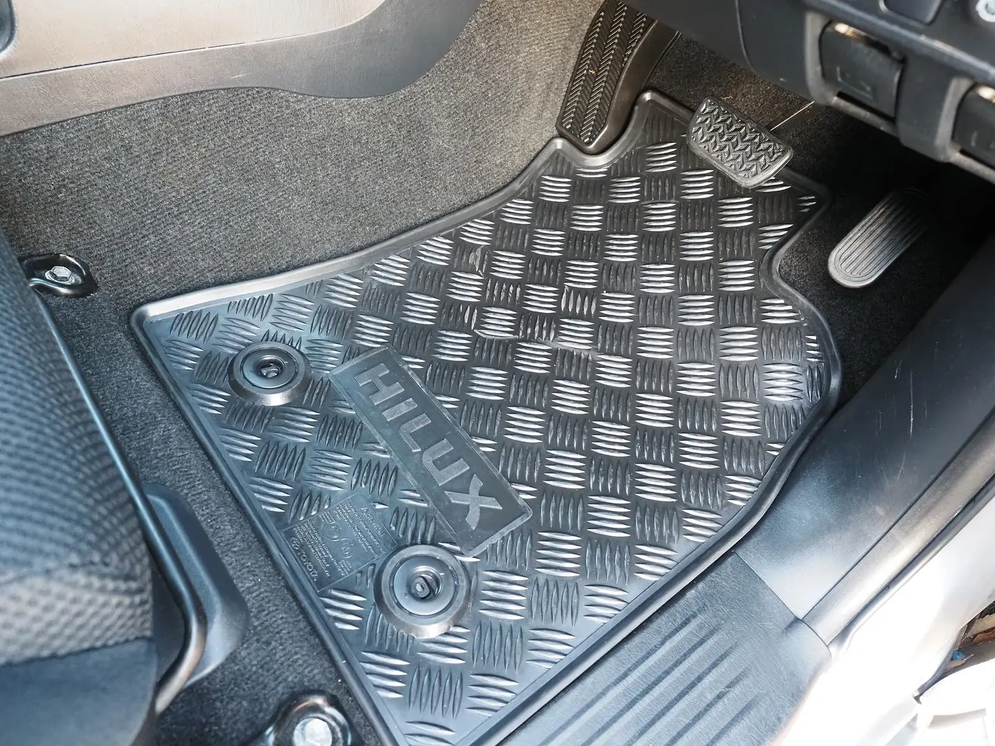 2015 Toyota Hilux Gallery Image 11