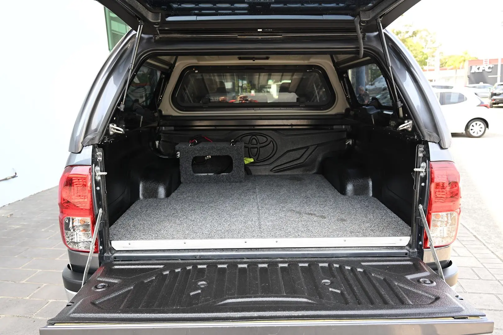 2017 Toyota Hilux Gallery Image 9