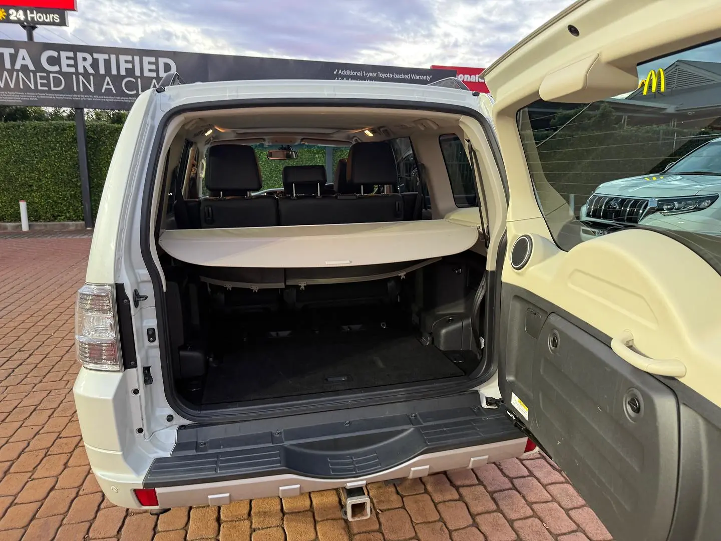 2016 Mitsubishi Pajero Gallery Image 11