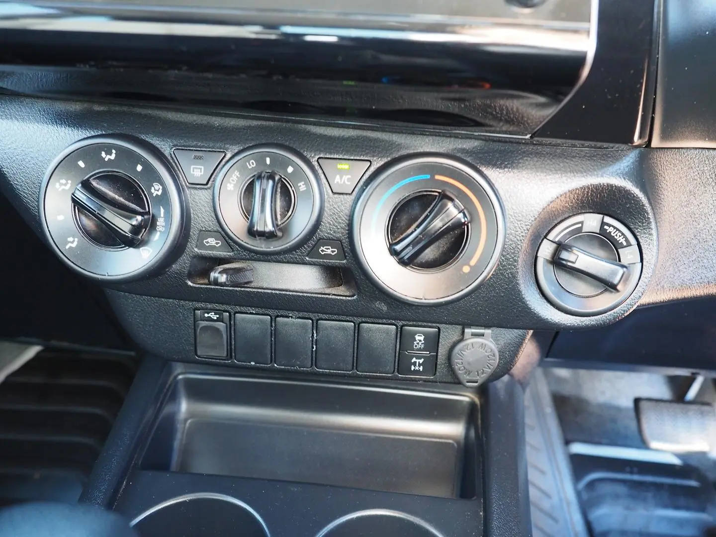 2020 Toyota Hilux Gallery Image 21