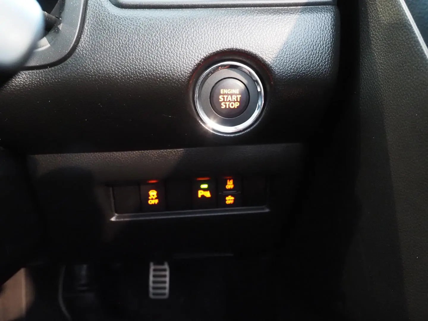 2020 Suzuki Swift Gallery Image 25