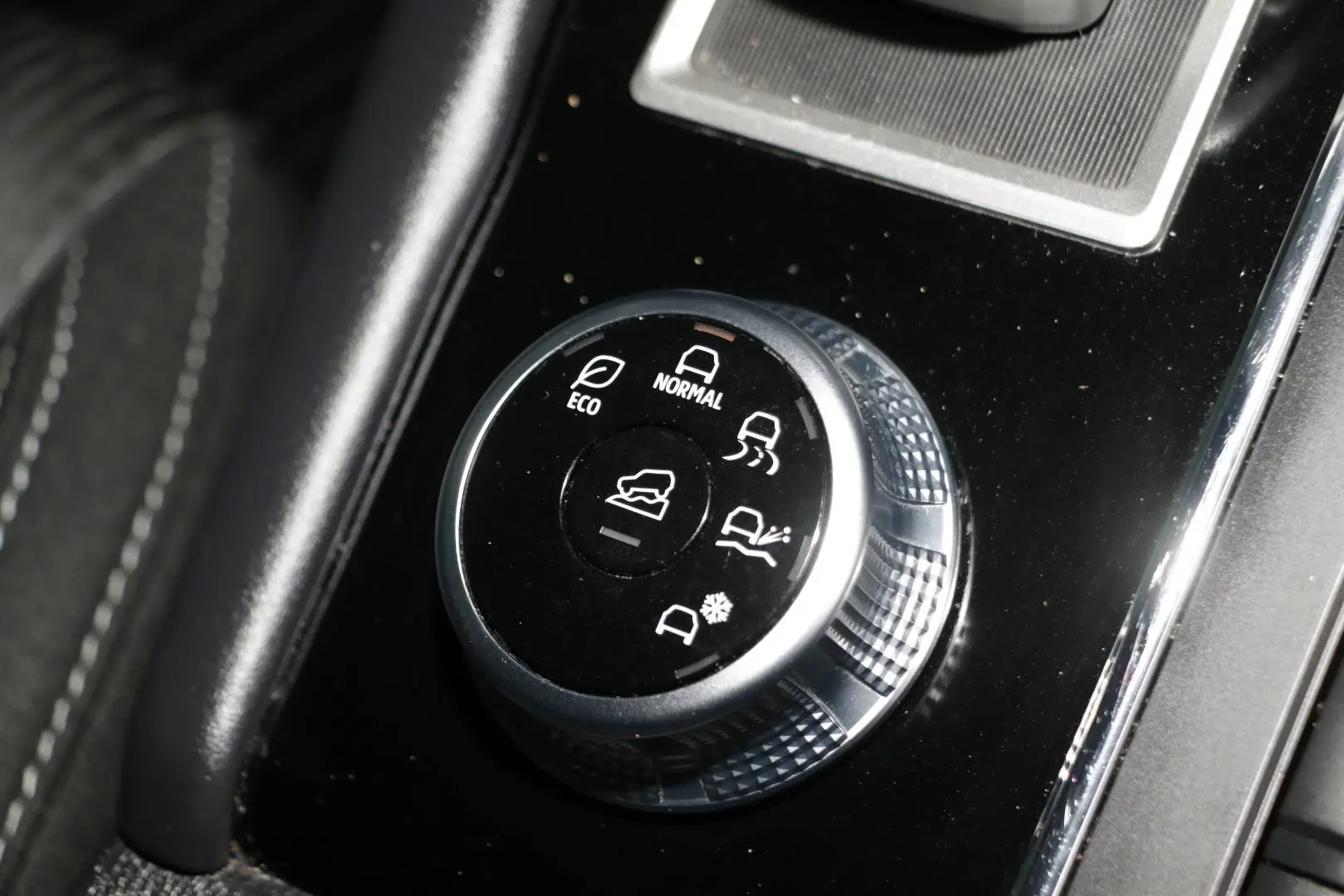 2024 Mitsubishi Outlander Gallery Image 15