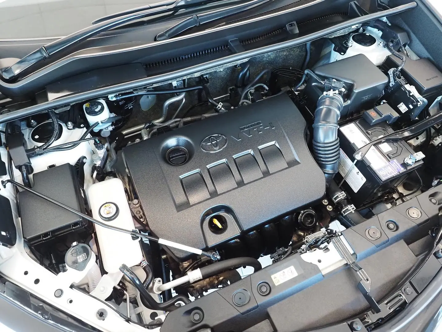 2018 Toyota RAV4 Gallery Image 5