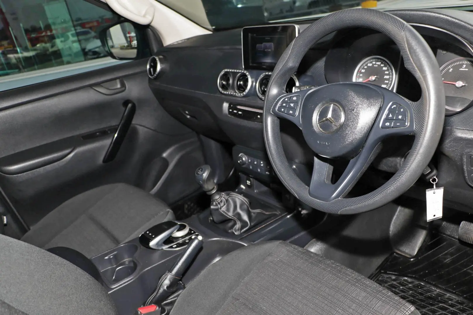 2018 Mercedes-Benz X-Class Gallery Image 6