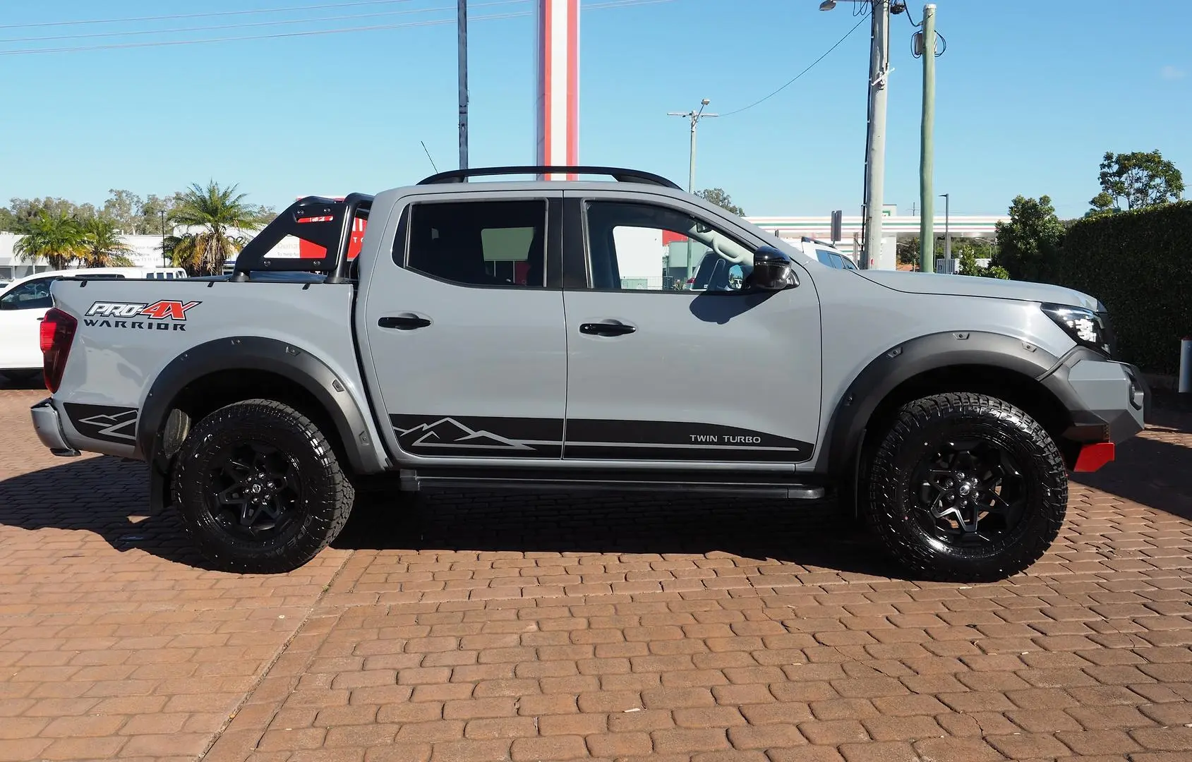 2021 Nissan Navara Gallery Image 2