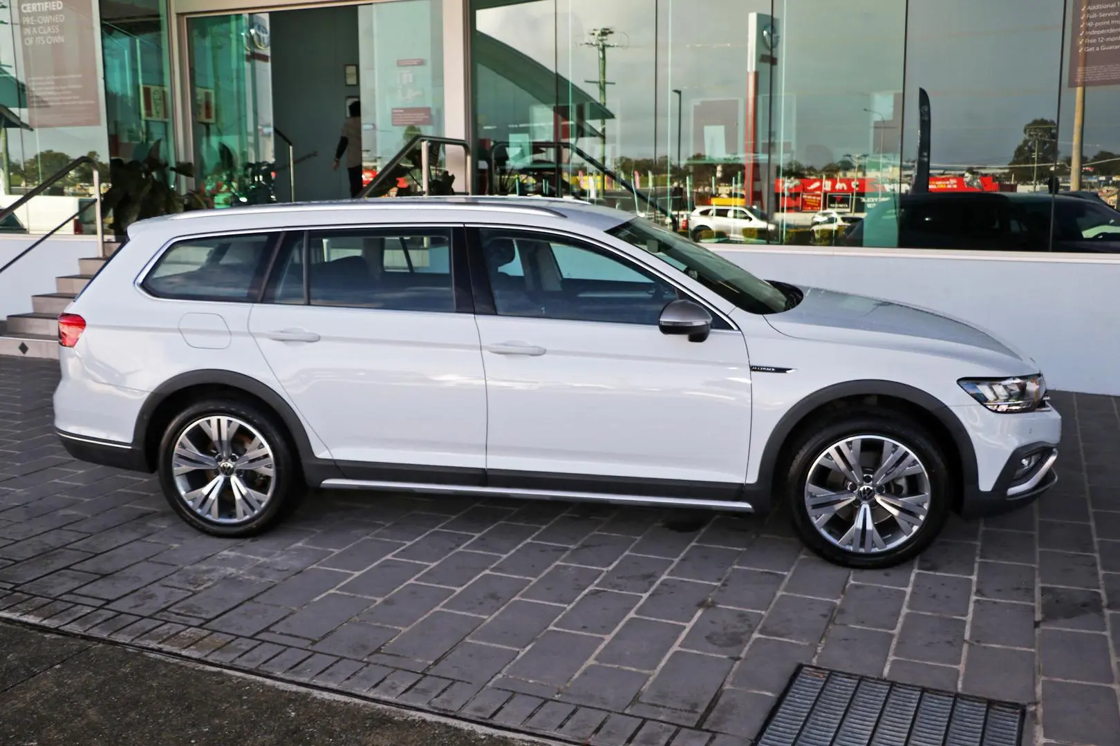 2022 Volkswagen Passat Gallery Image 5