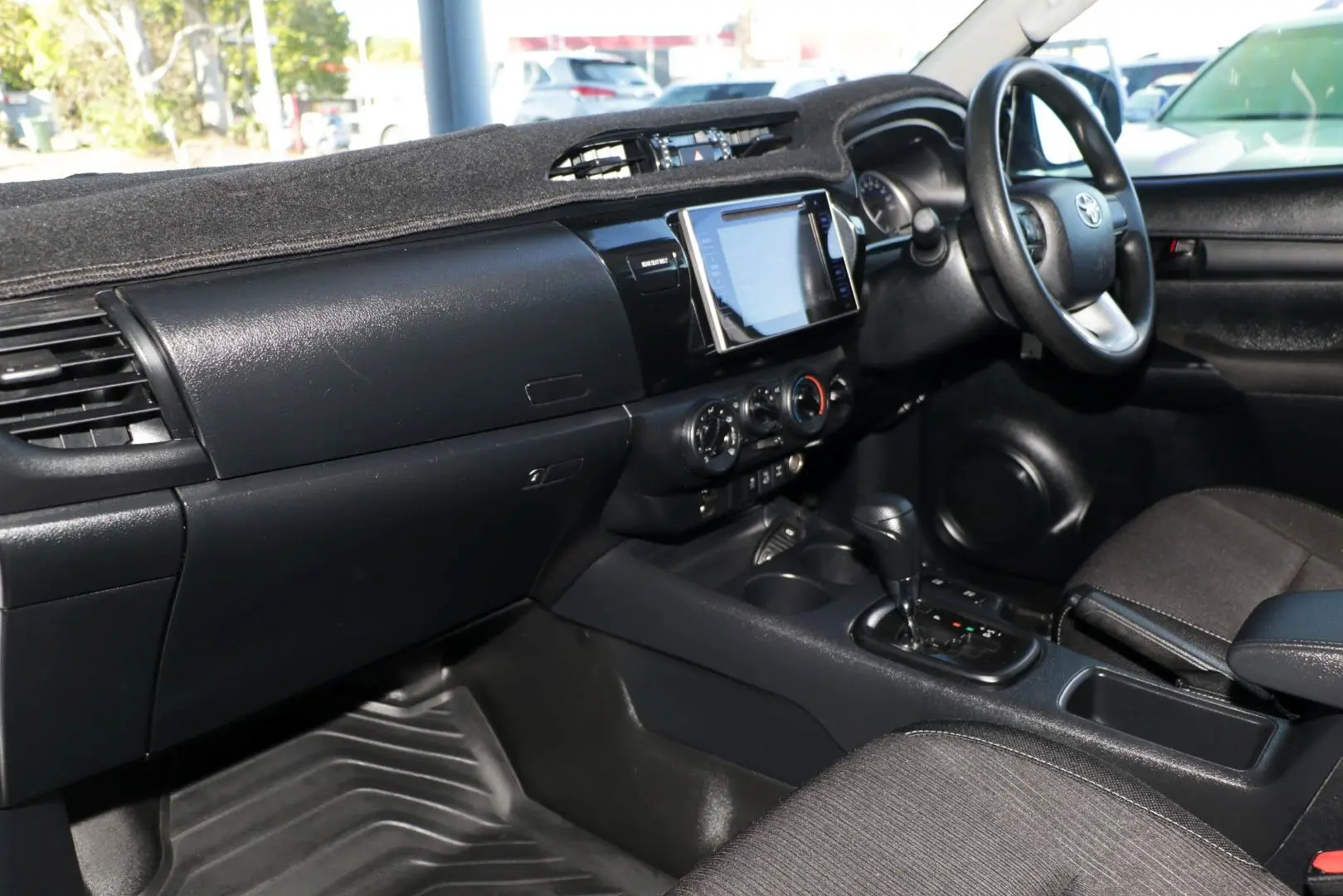 2017 Toyota Hilux Gallery Image 7