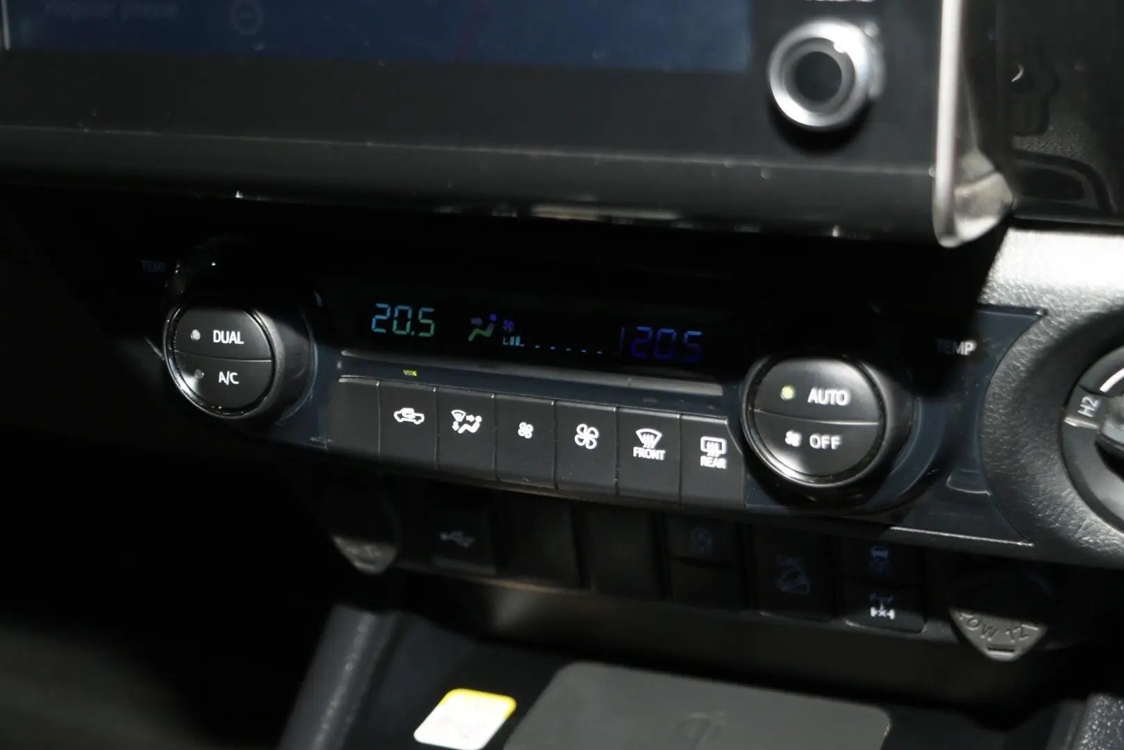2025 Toyota Hilux Gallery Image 21