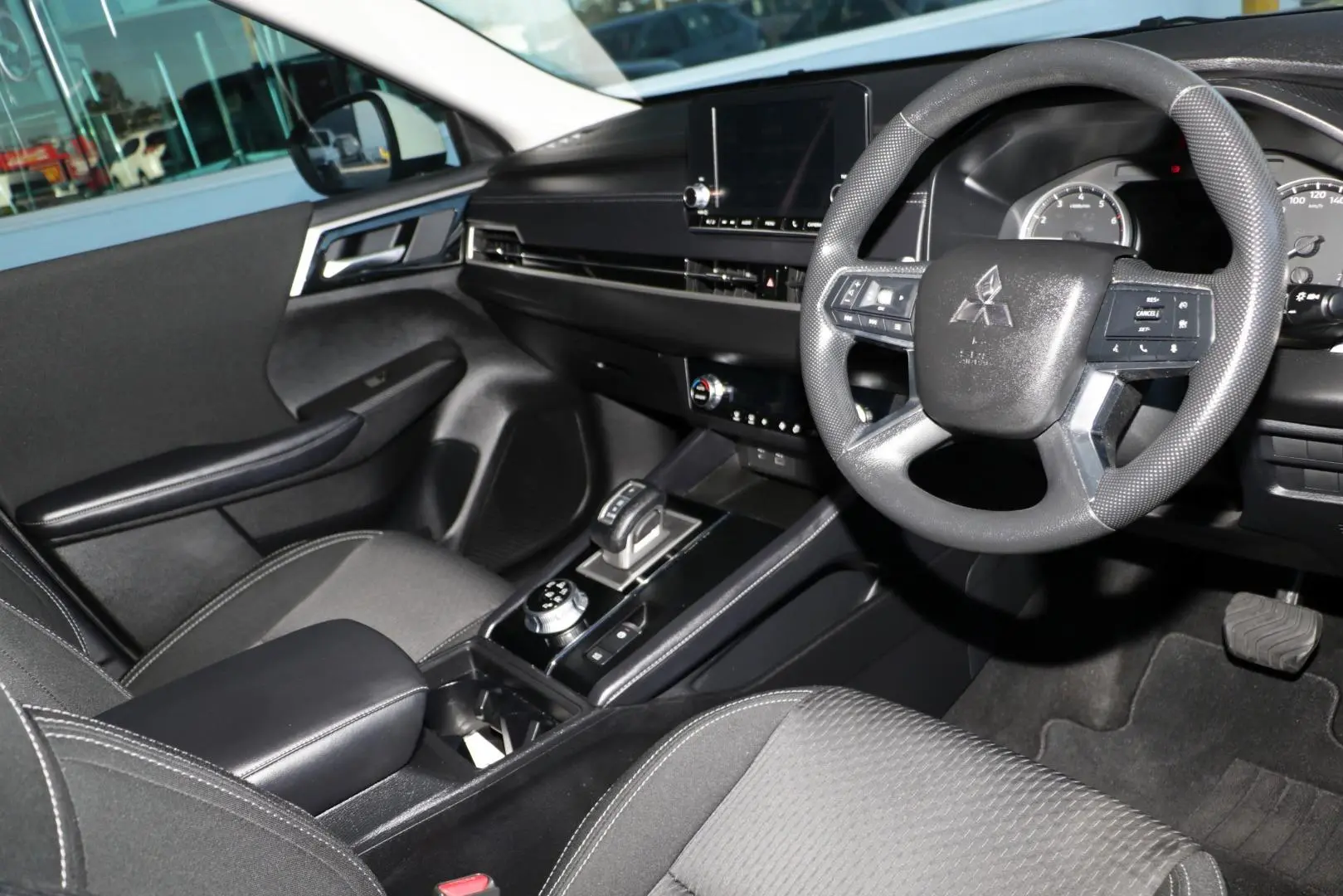 2023 Mitsubishi Outlander Gallery Image 6