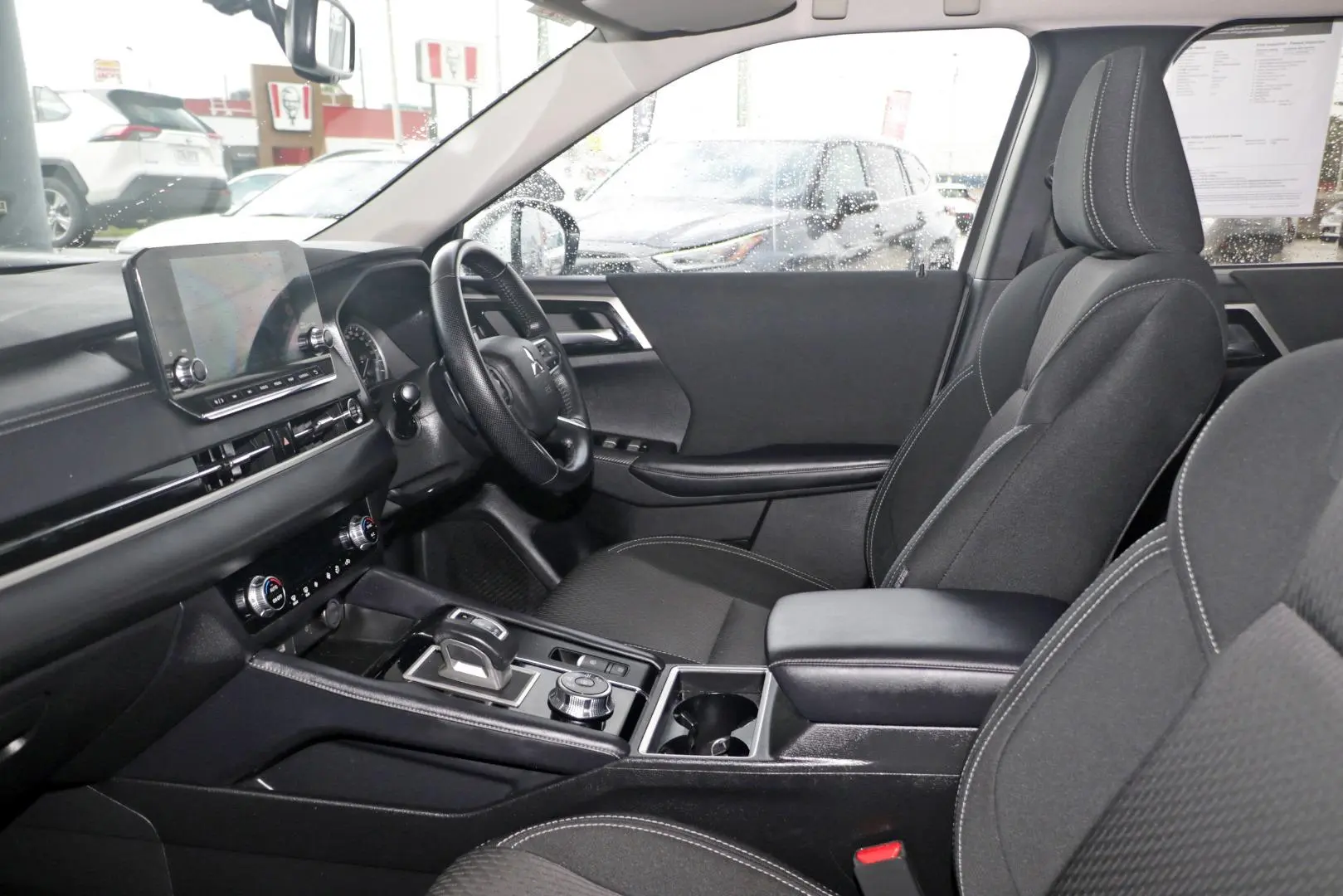 2024 Mitsubishi Outlander Gallery Image 8