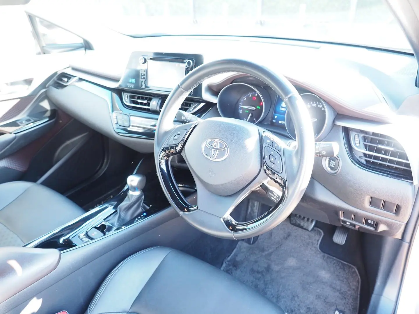2018 Toyota C-HR Gallery Image 31