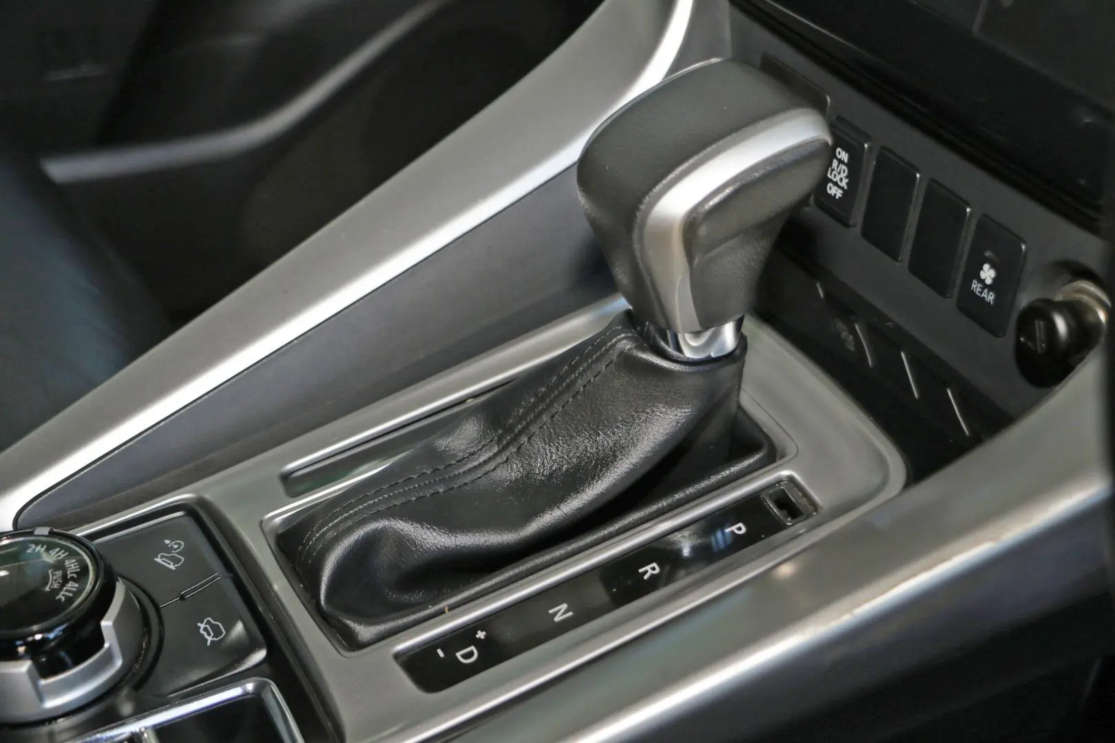 2016 Mitsubishi Pajero Sport Gallery Image 13