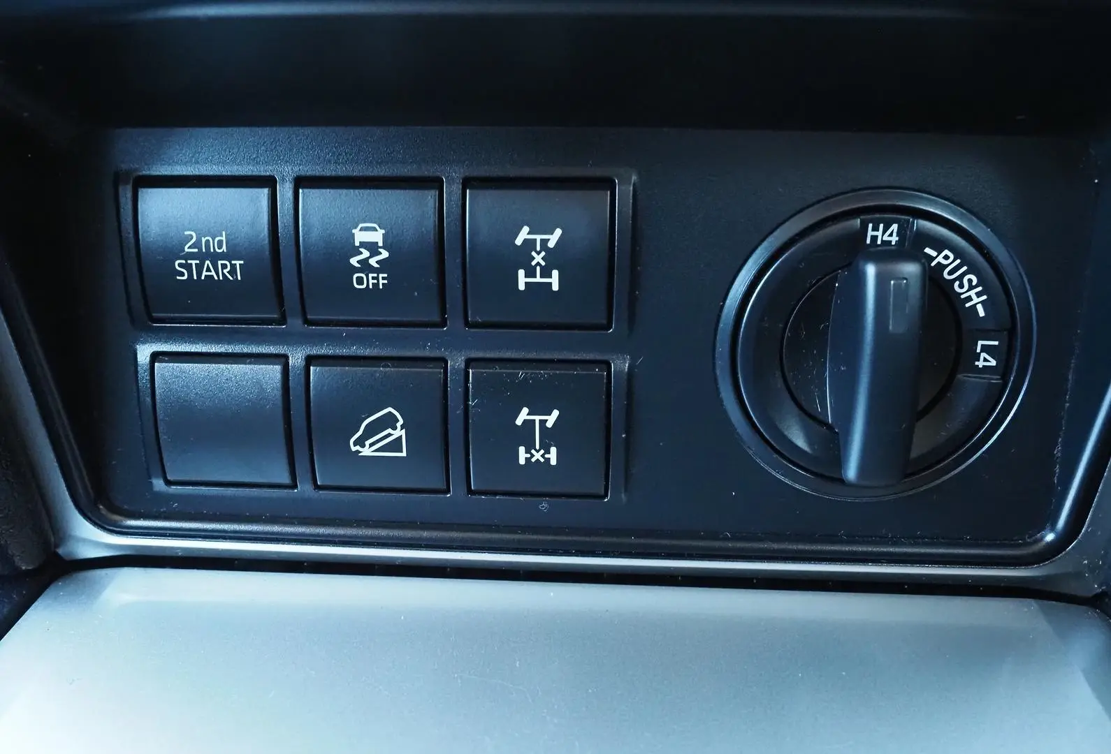 2021 Toyota Landcruiser Prado Gallery Image 21