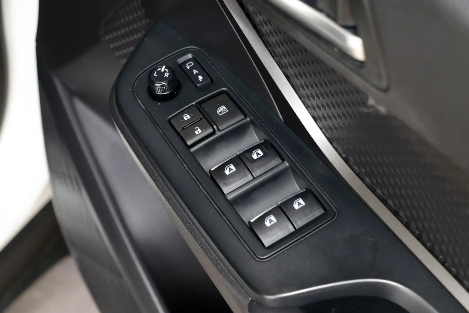 2018 Toyota C-HR Gallery Image 18