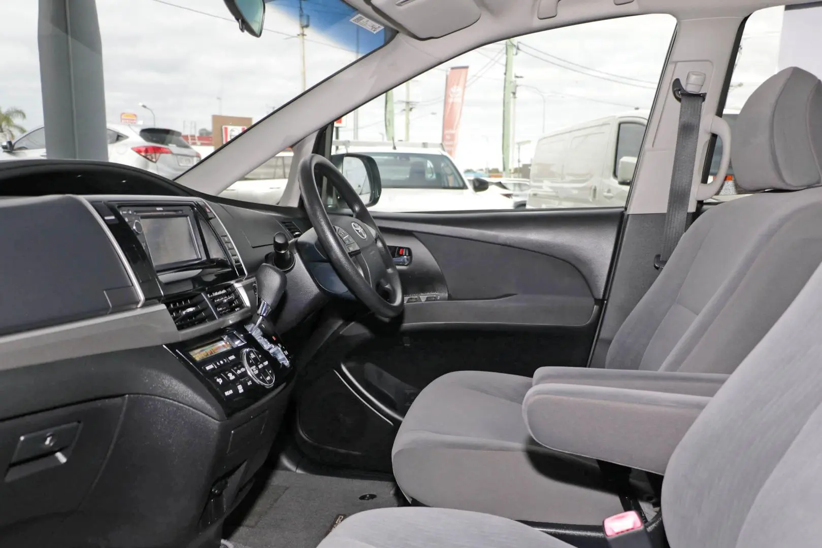 2015 Toyota Tarago Gallery Image 8