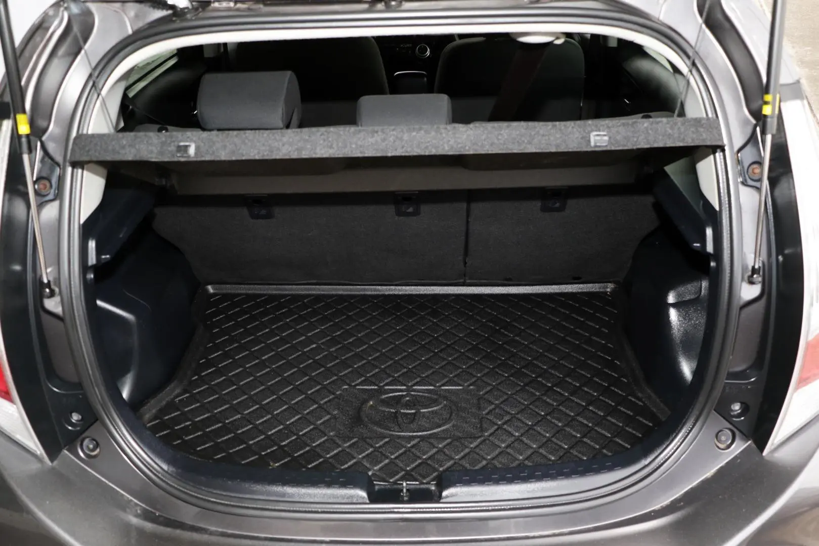 2015 Toyota Prius C Gallery Image 21