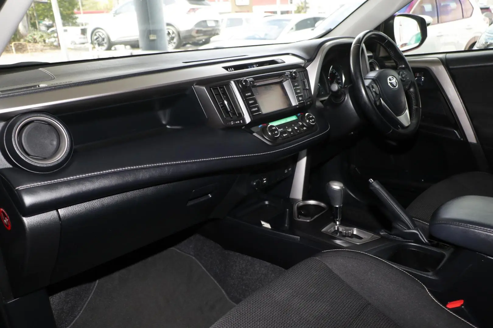 2017 Toyota RAV4 Gallery Image 7